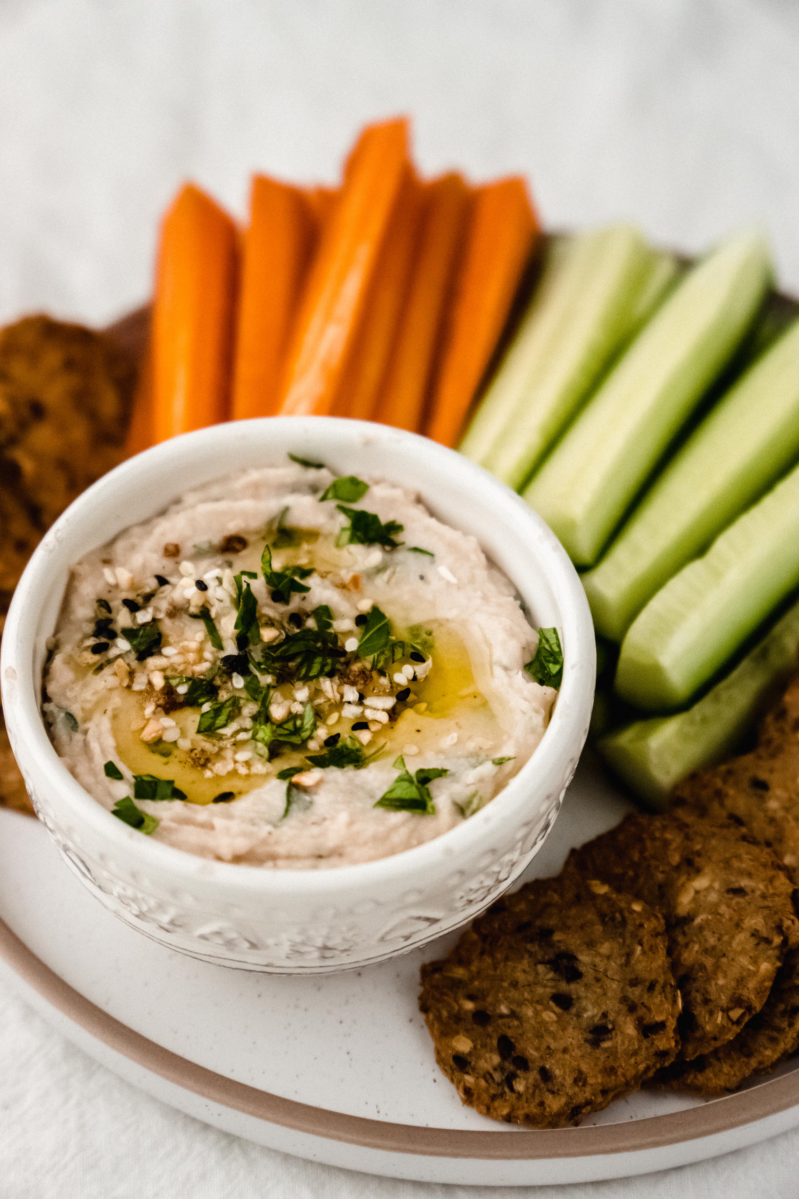 White bean dip with veggies